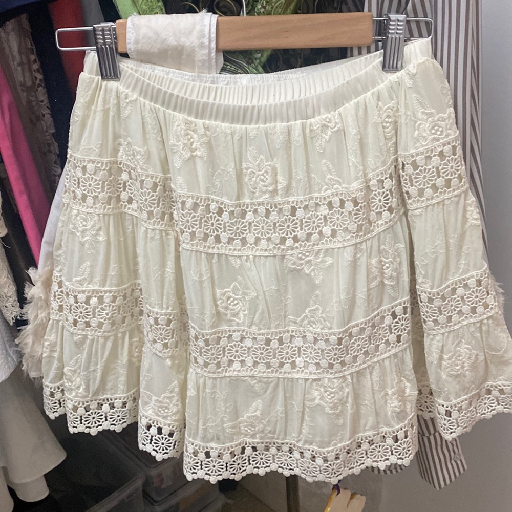 United colors of Benetton cream mini skirt.